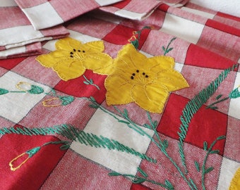Red & White Checkered Tablecloth and Cloth Napkins Vtg Floral Embroidered Applique Yellow Red and White Small Tablecloth Tea Cloth