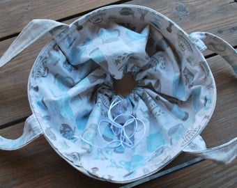 Round cake and casserole carrier, lined and padded, closed with drawstrings