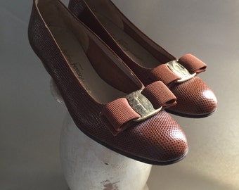 Vintage Ferragamo Bow Pumps in Brown Pebble Leather size 7N