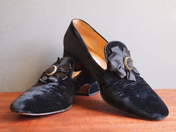 Velvet pilgrim shoes - renaissance shoes - vamp - Marie Antoinette shoes - black shoes - heels - vinatge shoes - black velvet shoes - goth by GoldDustInOurHands steampunk buy now online
