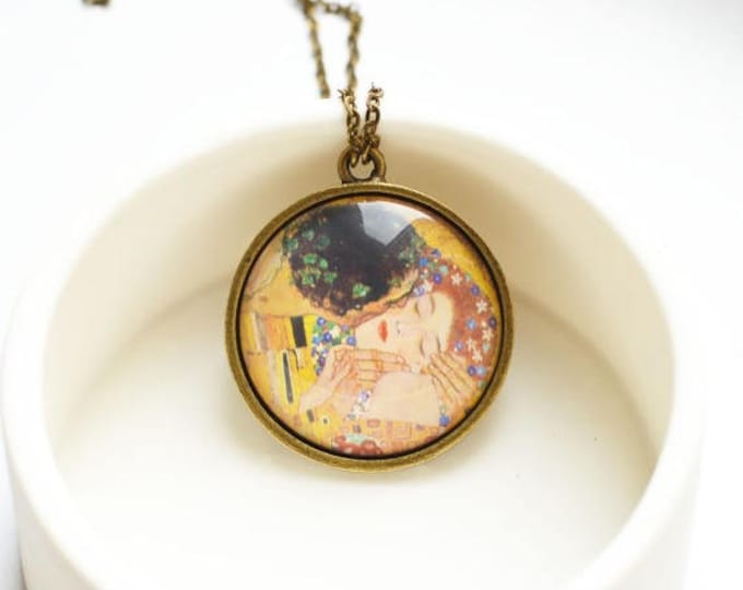 MASTERPIECES OF PAINTING Round pendant metal brass with a picture of a couple under glass