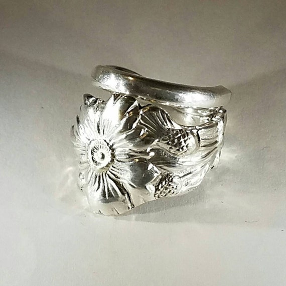 Stunning silver plated spoon ring. Floral design. Edward and