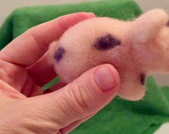 Needle felted pig, needle felted piggy, needle felted piglet, wool pig, wool piggy,wool piglet, felted farm animal,wool animal, pig ornament
