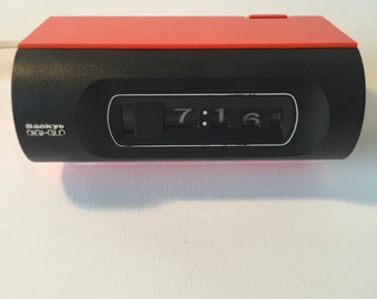 Sankyo flaps numbers alarm clock, fold-out numbers watch, Orange alarm clock, 70 years