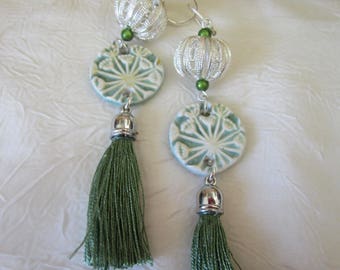 Ravissantes boucles d'oreilles en céramique et métal argenté "fleurs de pissenlits"