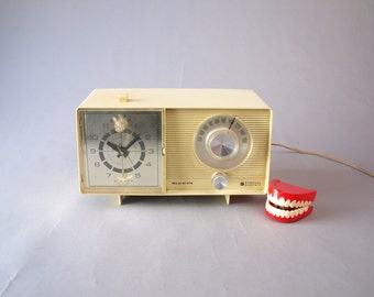 Vintage 60s mid century modern GE General Electric solid-state clock a.m. radio