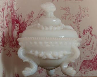 Milk glass candy dish. White milk glass sweet dish. Portieux. Vallerysthal. Wedding decoration.