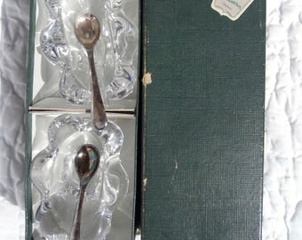 Salt and pepper shakers Daum Crystal with a small spoon Daum Crystal and two small spoons ups made in England in silver metal.