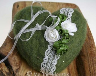 Ring cushion heart green white romance
