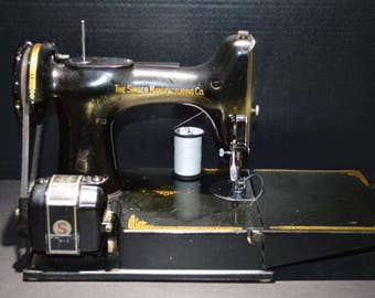Vintage Singer Model 221 Featherweight Sewing Machine, 110 v. USA
