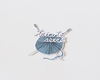 Sticker with an illustration of a wool ball «Tricoté serré» (Tightly knit)