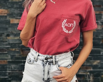 Alpha Omicron Pi Comfort Colors Laurel ΑΟΠ Unisex Pocket T-shirt