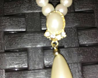 Pearl necklace with teardrop pearl