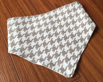 Bib with beige and white pattern
