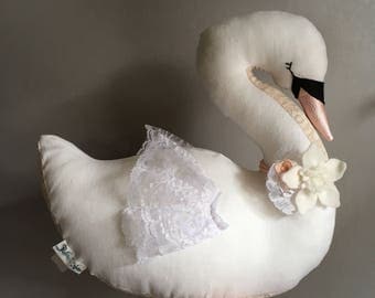 Peluche décorative cygne en rose et blanc/ Pink and white decorative swan doll