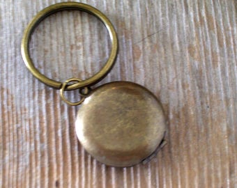Rustic Locket, Antiqued Brass Locket Key Chain, Unisex Locket Keychain, Round Dark Brass Locket, Men's Locket, Unisex Keychain, Gift for Him