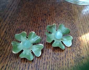 Vintage goldtone clip earrings with green stone