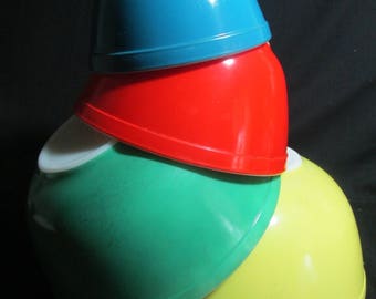 Pyrex nesting mixing bowls in primary colors of Yellow, Green Red, Blue, Vintage 1950s, set of 4
