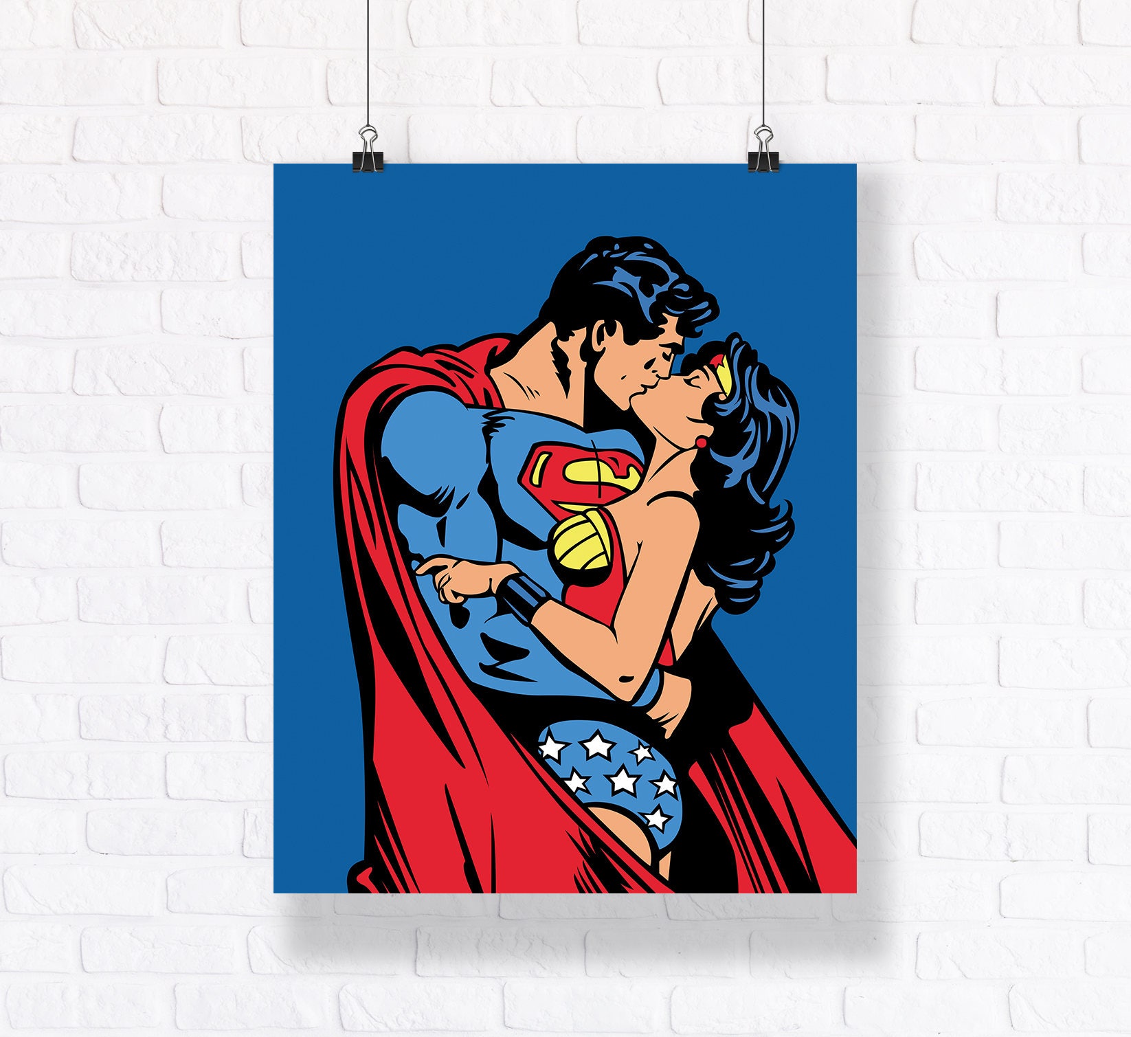 superman kissing wonder woman statue