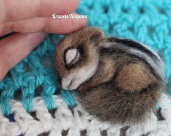 Needle felted chipmunk, needle felted animals, chipmunk brooch, felting toys, felt brooch, felt ornaments, wool figurine chipmunk, squirrel