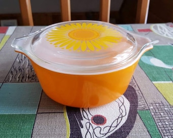 Vintage Daisy Pattern Orange Pyrex Casserole Dish with Lid 1.5 Pint D221