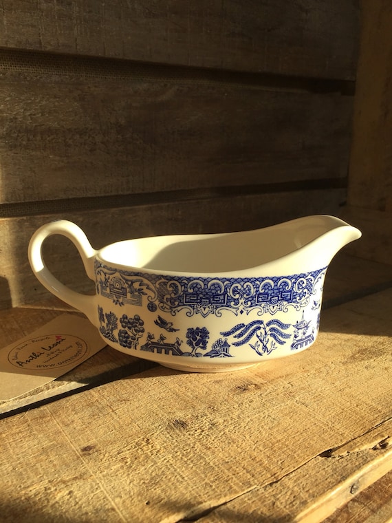 Vintage Blue and White Old Willow Ironstone Pottery Gravy Jug / Gravy Boat - Circa 1970s - Retro Dinnerware - Retro Kitchenalia