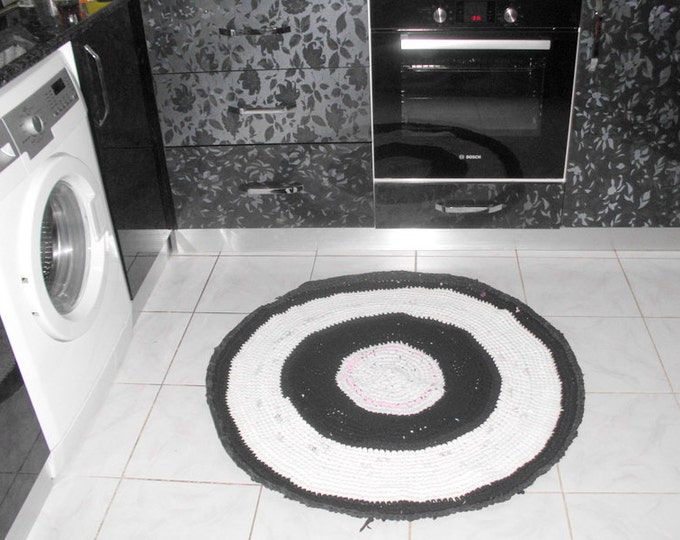 crochet round rug, black&white rug, upcycled t-shirt rug, upcycled floor rug, ecofriendly braided rug