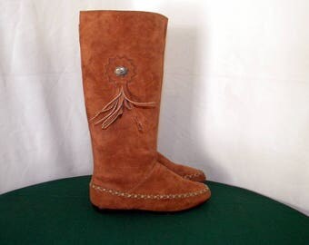 Sz 6 Vintage brown suede 1980s flat moccasin boots for women.