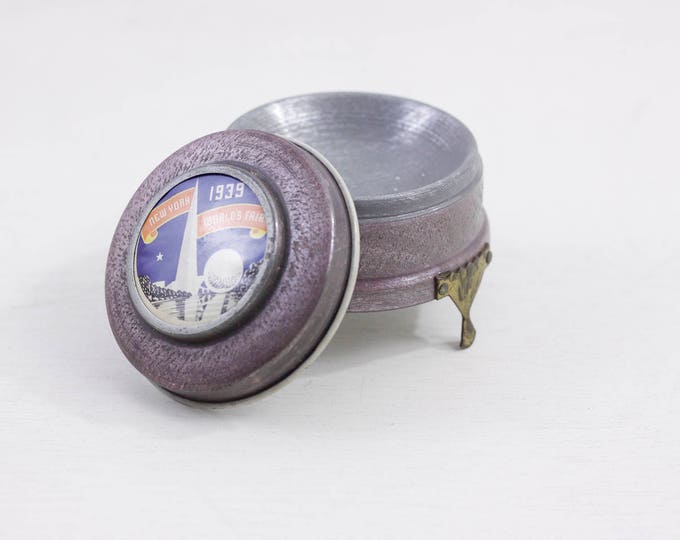 1939 World's Fair New York souvenir trinket box, footed powder box with trylon and perisphere, cufflink box on feet, spun aluminium box