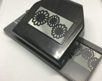 Flower Edger Paper Punch / EK Success / Scrapbooking / Card Making / Arts & Crafts / Paper Punch / Flower Punch / Edge Punch