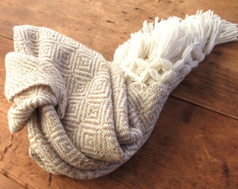 beige mexican rebozo | rebozos de artesania mexicana | shawl, scarf, baby wrap, carrier | mexikaner schal | mexique écharpe |