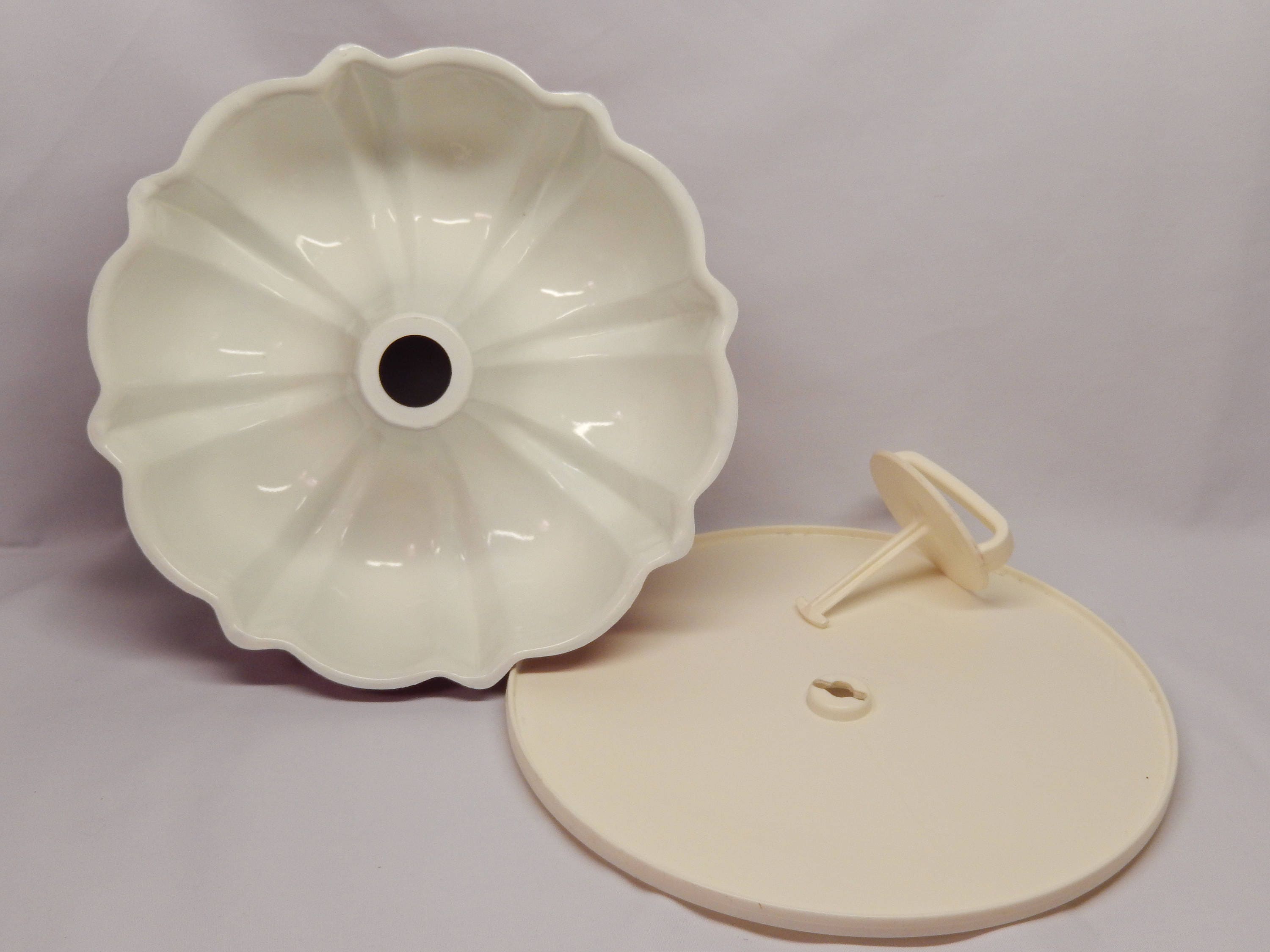 Bundt cake carrier, cake keeper, bundt cake pan with base and handle