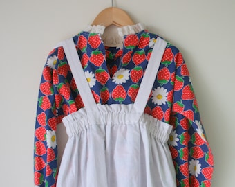 1960s STRAWBERRY Girls Dress..size 6 7 8 girls..kids. girls. children. retro. fruit. strawberries. checkered. fruit. ruffles. picnic. apron