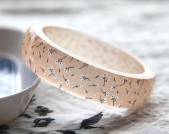 Resin bangle with embedded Japanese floral pattern