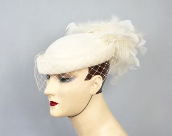 MARIDA Made in England Vintage 1980s White Feather & Fishnet Veil Bridal Wedding Pill Box Cloche Hat