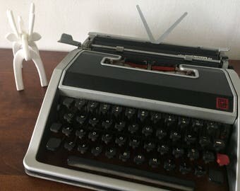Working vintage typewriter - Italian made - Olivetti Lettera DL - Industrial looking