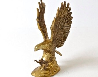 Grand aigle en béton sur socle. - 1980
