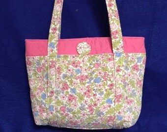 Quilted handbag sewing pattern with three pocketszippered bag