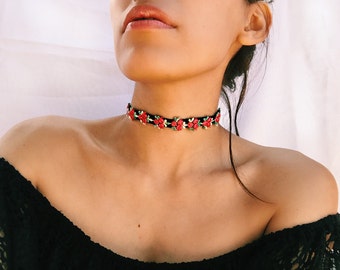 Black Velvet Choker with Red Roses/Coachella Chokers/Red Choker/Coachella Necklace/Floral Jewelry/Necklace with Roses/Black Thin Choker