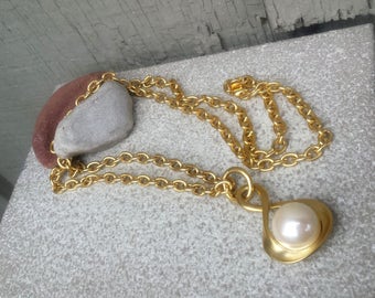 Signed EXPRESS Classic Bold Runway Satin Gold Metal & Pearl Infinity Pendant on Extra Long Chain Necklace Vintage Jewelry Jewellery