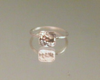 Silver square ring, bague minimale, carré argent, effet martelé, hammered effect, minimal design ring, sterling silver