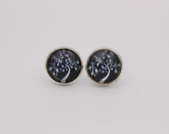 Cabochon earrings tree black white