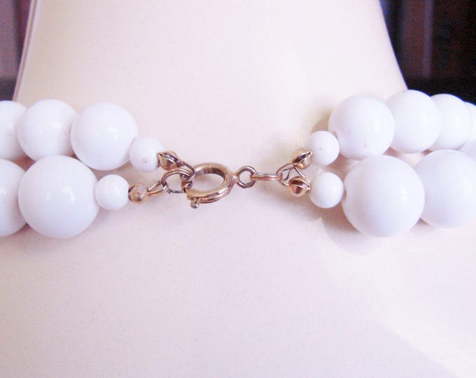 Vintage White Lucite Modernist Bead Necklace / 1980s Jewelry / Vintage Jewelry