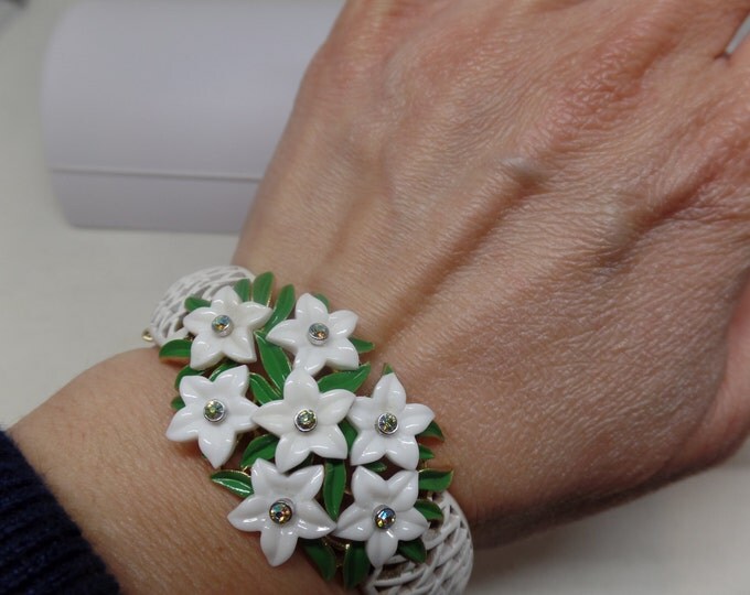 CROWN TRIFARI Signed Vintage White Enamel & Crystal Floral Hinged Bangle Bracelet