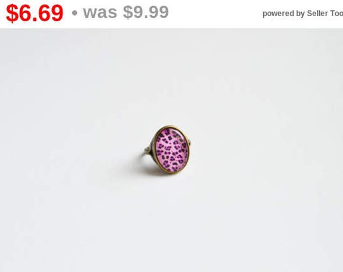 ANIMAL PRINT Oval ring brass and glass with pink leopard in retro and vintage style, Ring size: 6.5 in (USA) / 13,5 (Italy) / 17 (Russia)