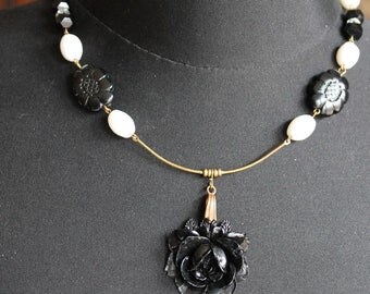 Black rose necklace, black flower, white beads, brass, black and white, 1960, vintage assemblage, handmade in France, chez Sylvie/080
