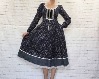 Vintage 70s Gunne Sax Calico Navy Floral Peasant Prairie Midi Dress S M Lace Trim Pockets Lace-Up