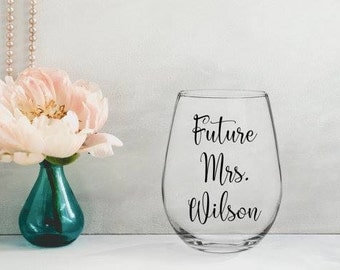 future mrs wine glass / engagement gift / engagement wine glass / future mrs / bridal shower gift / bride to be gift / engaged wine glass