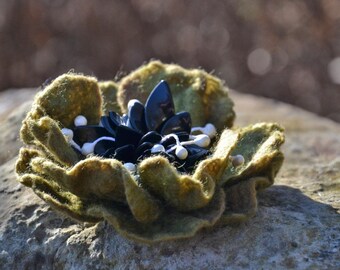 Felted flower brooch, flower pin, wool flower, green flower pin brooch, wool felt jewelry, handmade brooch, wet felt flower, wedding flower