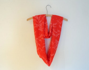 Infinite red and white scarf. Accessory mode for girl or woman. Lightweight summer scarf.